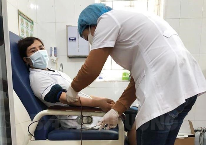 Nhân viên Trung tâm Y tế huyện Ninh Giang hiến máu cứu bệnh nhân